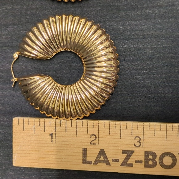 NWOT Large Hoop Mobb Ribbed Gold Shell Hoop Earrings - Picture 10 of 11
